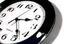 An einer Wand angebrachte Uhr